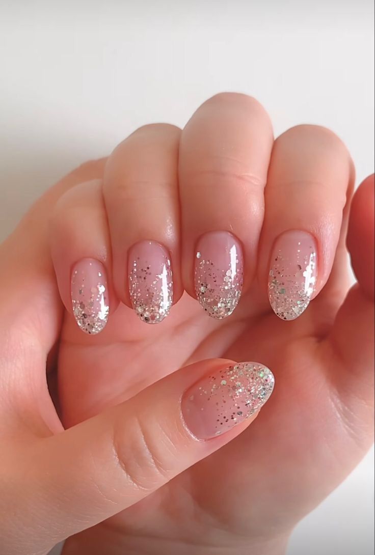 Sparkly Minimalist Nails, Gliter Nailart Simple, Glitter Manicure Ideas, Nail Art Naturel, Fake Nails Designs, Subtle Nails, Basic Nails, Work Nails, Cute Gel Nails