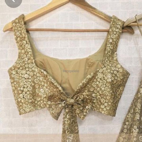 Choli Blouse Design, Sleeveless Blouse Designs, Golden Blouse, Gold Lehenga, Blouse Designs Catalogue, Backless Blouse Designs, Saree Blouse Neck Designs, New Saree Blouse Designs, Lehenga Blouse Designs