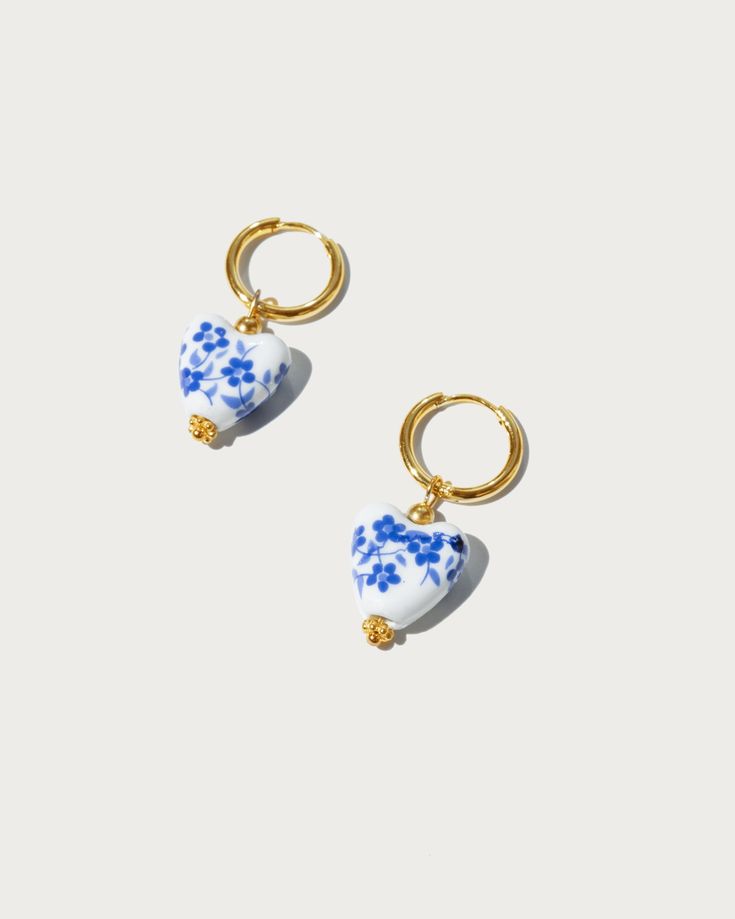 Materiales: latón chapado en oro de 18k, acrílico En Route Jewelry, Formal Jewelry, Porcelain Earrings, Heart Hoop Earrings, Trendy Jewelry, Dainty Jewelry, For Love And Lemons, Cute Earrings, Wedding Earrings