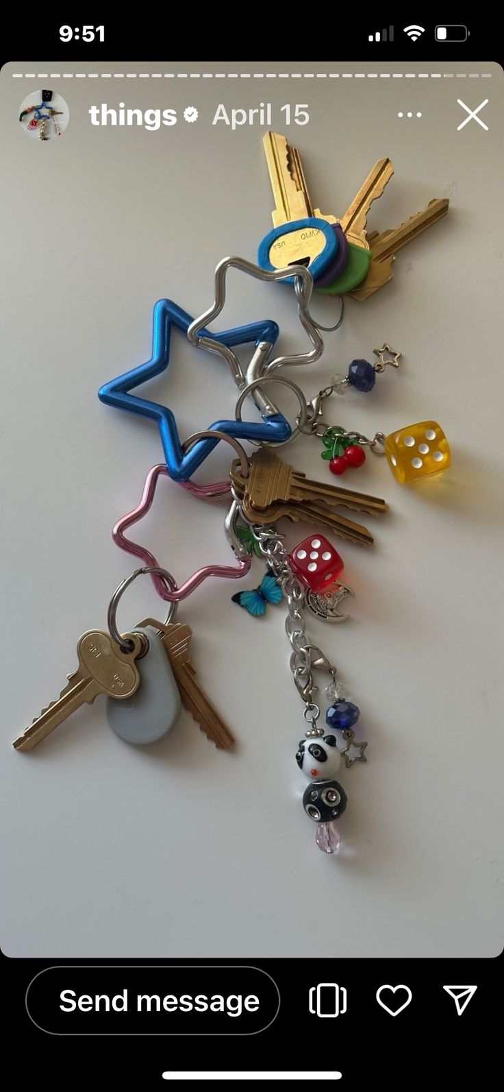 Keys On Carabiner, School Keychain Ideas, Maximalist Keychain, Carabeaner Keychain, Cool Keyrings, Cute Keys Aesthetic, Cluttered Keychain, Keychain Ideas Car Keys, Carabiner Keychain Aesthetic