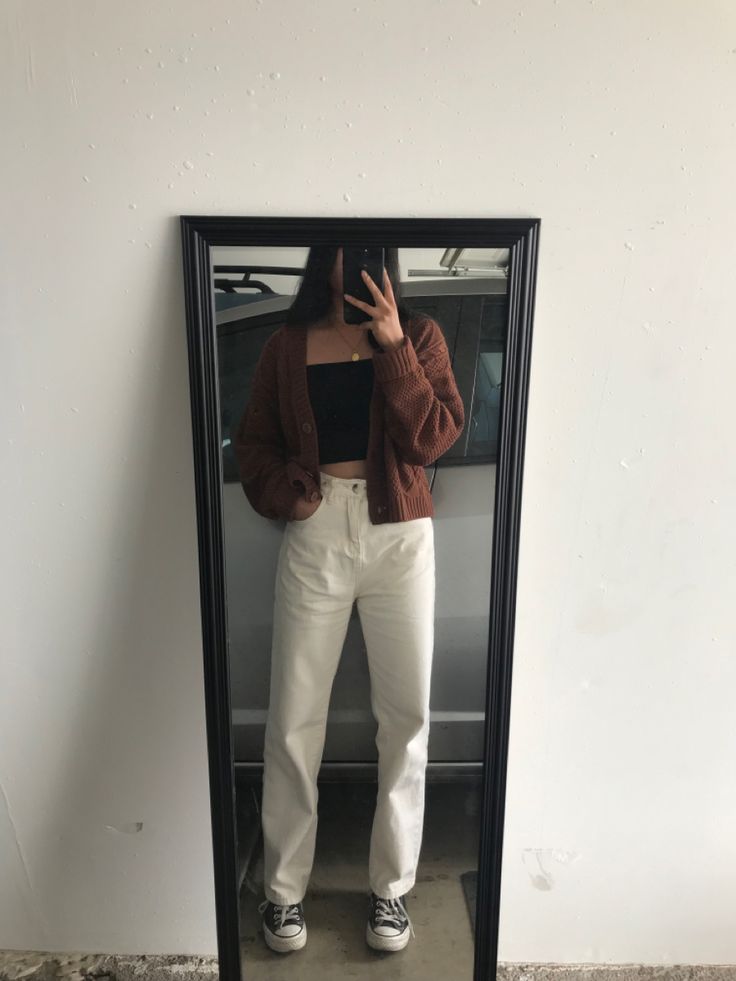 Light Brown Cardigan Outfit Aesthetic, Cropped Brown Sweater Outfit, Outfit Ideas Cream Pants, Causal Dress Pants Outfit, Converse Cardigan Outfit, Brown Basic Outfit, Outfits With Light Brown Jeans, How To Wear Brown Cardigan, Brown Sweater Cardigan Outfit