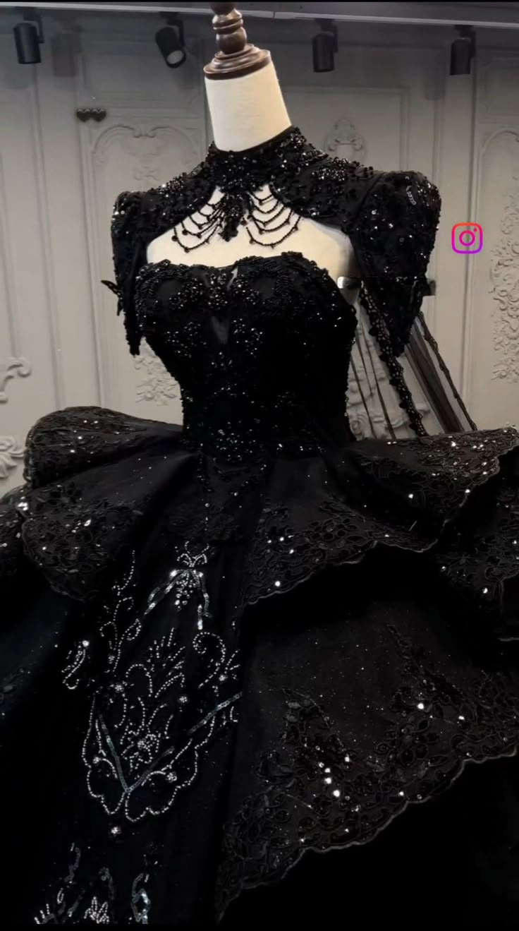 Quince Chambelanes Outfits Black, Dark Red And Black Quinceanera Dresses, Sweet 16 Black Dresses, 15 Dresses Quinceanera Black, Black And Red Quince Dress, Emo Quinceanera, Goth Quinceanera Theme, Goth Sweet 16, Emo Quince