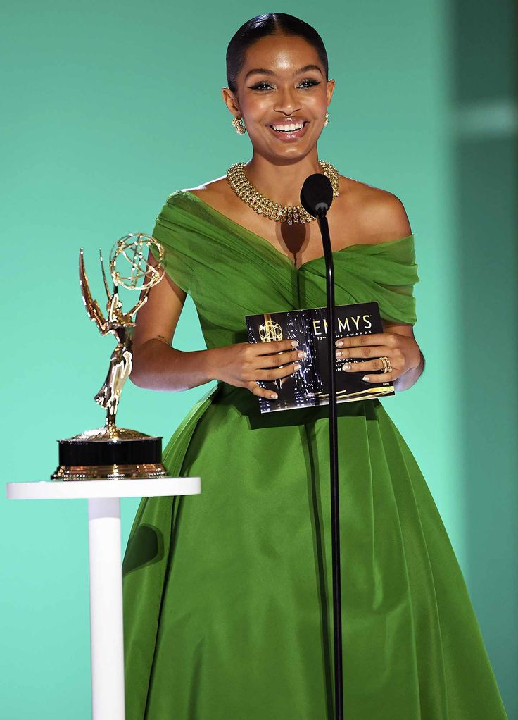 Green Outfits For Women, Yara Shahidi, 2piece Outfits, Daily Devotion, Effortlessly Chic Outfits, Taffeta Dress, Harvard University, Emmy Awards, Classy Dress