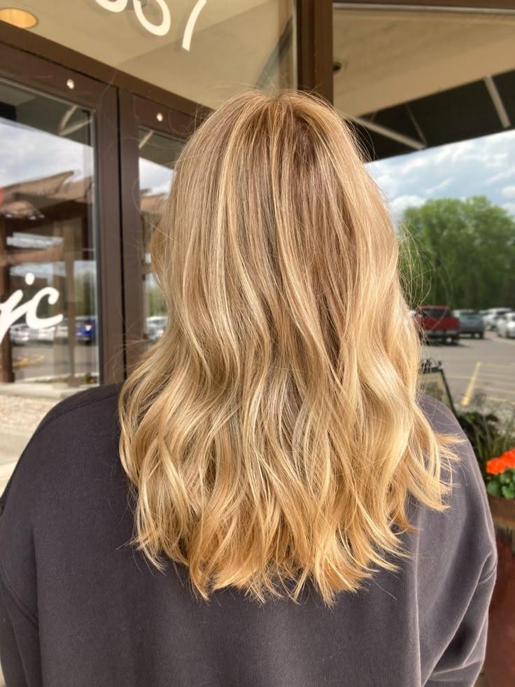 Warm Creamy Blonde Balayage, Natural Blonde Hair Highlights, Sunny Blonde Balayage, Natural Bleach Blonde Hair, Golden Blonde Natural Hair, Golden Blonde Hair Medium Length, Pale Golden Blonde Hair, Solid Golden Blonde Hair, Honey Blonde Partial Balayage