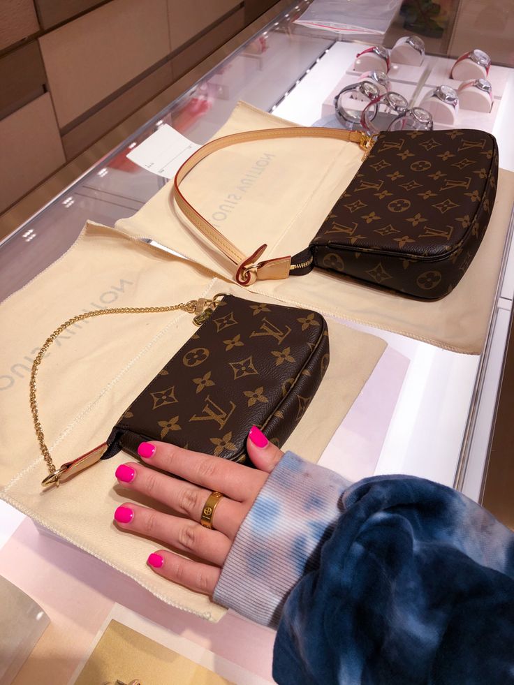 Mini Pochette Louis Vuitton Outfit, Lv Pochette Accessories Outfit, Expensive Bags Luxury, Luv Bag, Designer Wishlist, Louis Vuitton Pochette Accessories, Louis Vuitton Outfit, Pochette Louis Vuitton, Sac Louis Vuitton