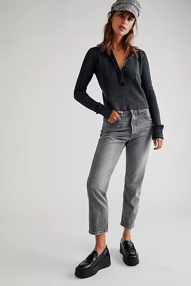 Levis 501 Cropped Outfit, Grey Levis Jeans Outfit, Grey Denim Jeans Outfit, Levi Jeans Outfit, Levis 501 Cropped Jeans, Grey Jeans Outfit, Cropped Straight Jeans, Denim Jeans Outfit, Grey Denim Jeans