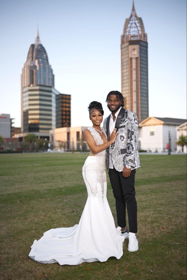 Prom Poses Black Couples, White Prom Dress Couple, Prom Colors For Couples, Prom Black Couples, Couple Prom, Masquerade Prom, Prom Goals, Vowel Renewal, Prom Photoshoot