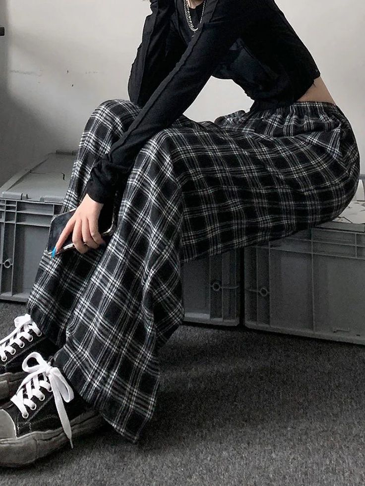 Experience ultra-soft comfort with these plaid, straight-cut sweatpants made of polyester. DETAILSMaterial: PolyesterPant Style: StraightPattern Type: Plaid Cut Sweatpants, Black Plaid Pants, Plaid Pants Women, Checkered Trousers, Women Sweatpants, Oversized Sweatpants, Oversize Women, Hip Hop Streetwear, Plaid Pants