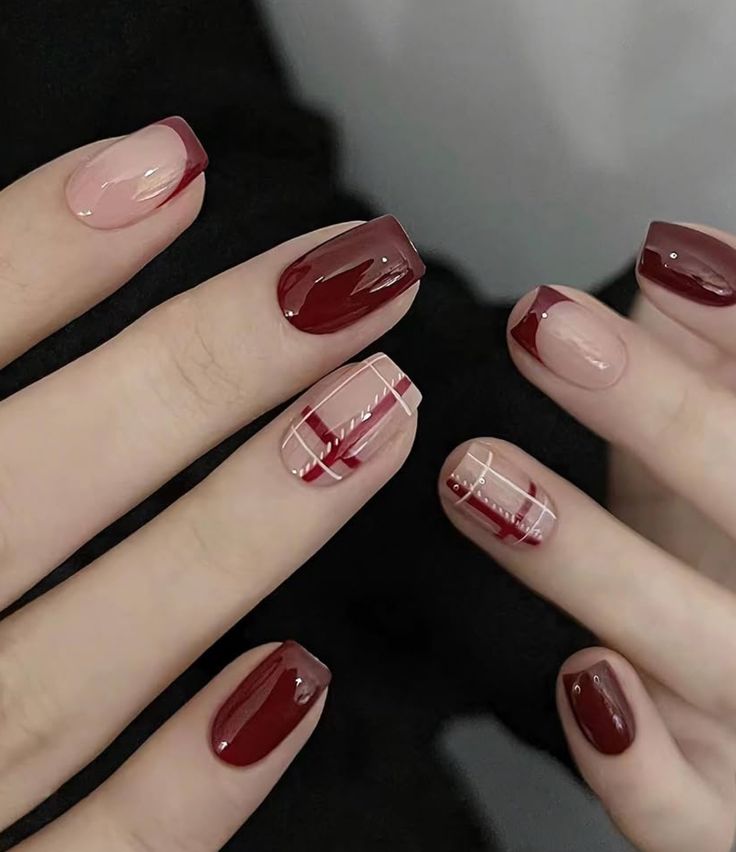 Simple Nail Designs Burgundy, Simple College Nails, Nail Art Small Nails, Short Nails Red Design, Simple Burgundy Nails, Elegant Nails Short, Red Nail Designs Short, Short Burgundy Nails, Nails Vino