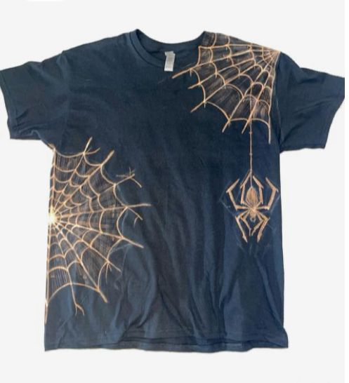 Bleach Art Designs Clothes, Blech Clothes Diy, Spiderweb Bleach Shirt, Diy Tshirts Ideas Graphic Tees, Grunge Tshirt Diy, Spiderman Bleached Shirt, Bleached Top Designs, Alt Bleach Shirt, Spider Bleach Shirt