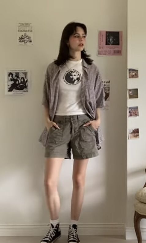 Guy Shorts Outfit Women, Orange Sweat Shorts Outfit, Summer Outfits 2023 Tomboy, Tomboy Summer Fashion, Shorts Tomboy Outfit, Tomboy Outfit Summer, Gender Neutral Outfits Aesthetic Summer, Summer Gender Neutral Outfits, Lesbian Summer Fits