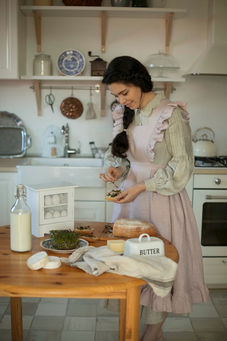 Old Fashioned Lifestyle, Traditional Wife Outfits, Tradwives Outfits, Housewife Aesthetic Dress, Homesteading Outfits, Hannah Neeleman, Trad Wife Aesthetic Outfits, House Wife Outfits, Trad Wife Outfit