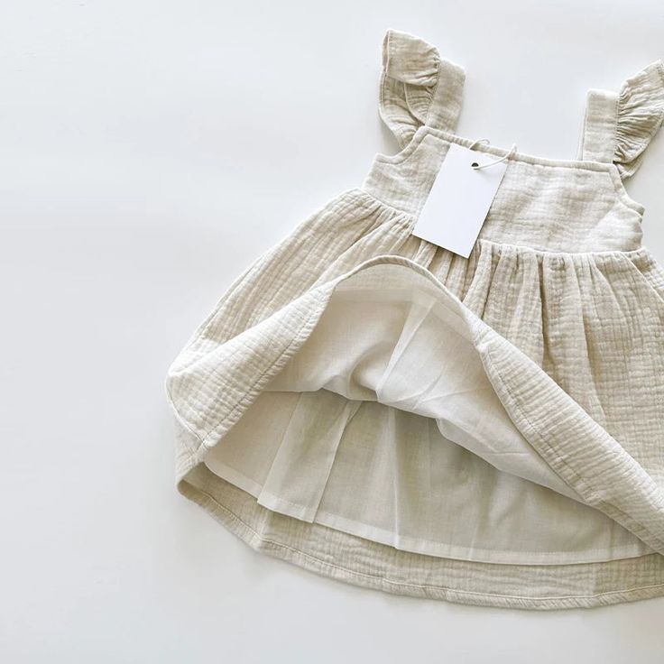 Get your little fashionista ready for summer with our Sleeveless Muslin Girls Lined Dress. Made from soft and breathable cotton, this knee-length dress is perfect for ages 2-6 years. The square collar and regular sleeve style add a touch of sophistication, while the A-line silhouette and ruffled decoration create a playful look. Whether she's attending a party or enjoying a day at the beach, this dress will keep her comfortable and stylish. Don't miss out on this must-have summer essential! 🌞💃🏻 Specifications: Age Range: 2-6 years Season: Summer Gender: Girls Material: Cotton Dresses Length: Knee-Length Department Name: Children Collar: Square Collar Sleeve Style: Regular Pattern Type: Solid Silhouette: A-Line Sleeve Length: Sleeveless Fit: Fits true to size, take your normal size Decor Flowy Princess Dress, Linen Summer Dress, Girls Nightwear, Baby Jeans, Linen Jumpsuit, Girls Blouse, Sleeveless Dress Summer, Cotton Muslin, Girl Coat