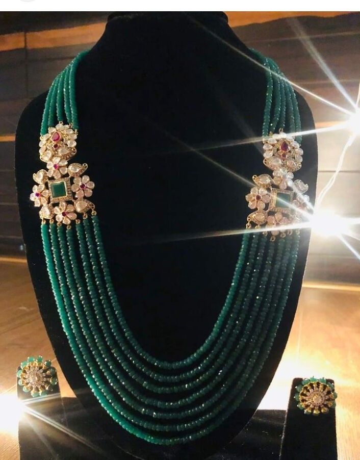 Emerald Haram, Gold Jewelry Prom, Unique Gold Jewelry Designs, Gold Temple Jewellery, Gold Jewels Design, Pearl Jewelry Design, Gold Jewelry Simple Necklace, Beaded Jewelry Necklaces, Gold Pendants