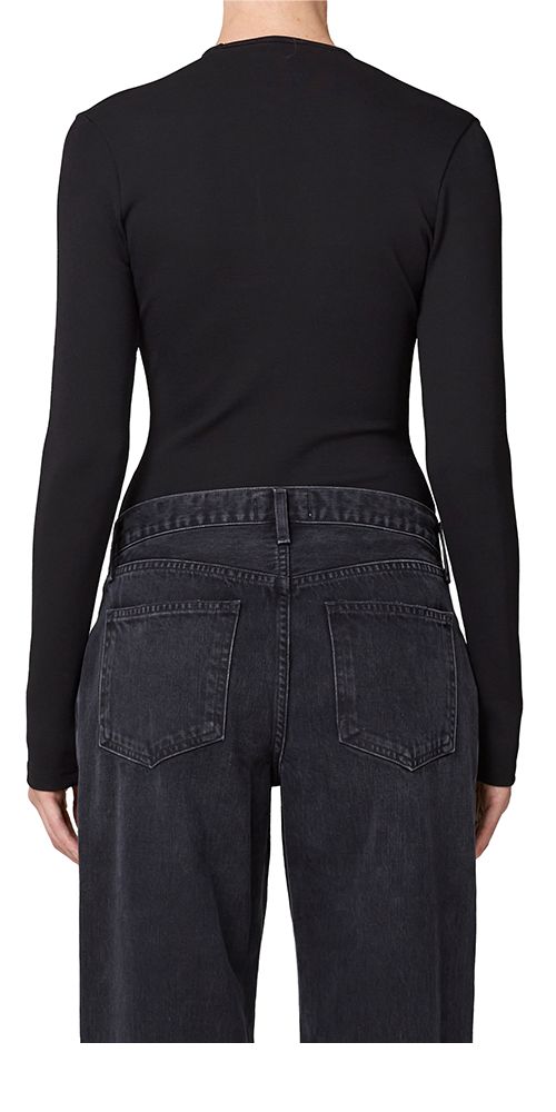 The AGOLDE Zena Bodysuit Black is perfect for any occasion. This sleek staple features a figure-flattering silhouette with a plunging rounded v-neckline and extended long sleeves. Crafted with an ultra-luxe viscose blend, it offers all-day comfort. Easily dress it up with high-waisted leather or dress it down with tonal denim. Details: Color: Black 61% viscose, 31% polyamide, 8% elastane﻿ Snap fastening at bottom Vendor Code: A7256-1385 Fits true to size Model is 5ft 5in and is wearing a size S Corporate Fashion, Black Bodysuit, Scandinavian Style, Sleek, Style Guides, Style Icons, Fashion Forward, Women Wear, Autumn Fashion