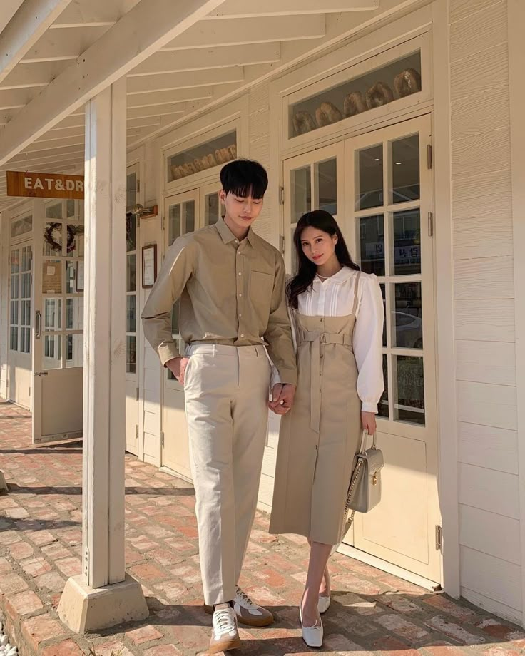 Couple Outfit Ideas Matching Aesthetic, Matching Korean Outfits, Couple Casual Outfits Matching, Classic Couple Outfits, Prewedding Clothes Outfit Ideas, Korean Couples Outfit, Korean Outfits Couple, Couple Outfits Matching Classy Wedding, Couple Ootd Outfits Casual