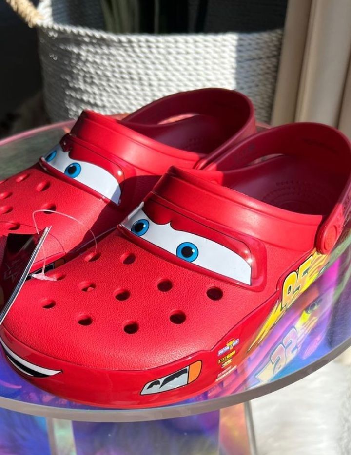 Disney Cars Aesthetic, Cars Aesthetic Disney, Mater Cars Aesthetic, Aesthetic Lightning Mcqueen, Lightning Mcqueen Crocs, Lighting Maqueen Crocs, Sneaker Closet, Shoe Room, Crocs Fashion