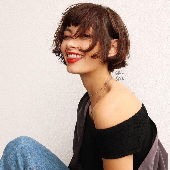 Featured image of post Coiffure Femme Cheveux Courts Avec Frange Elle a pour base un d grad tr s court sur les c t s et l arri re de la t te