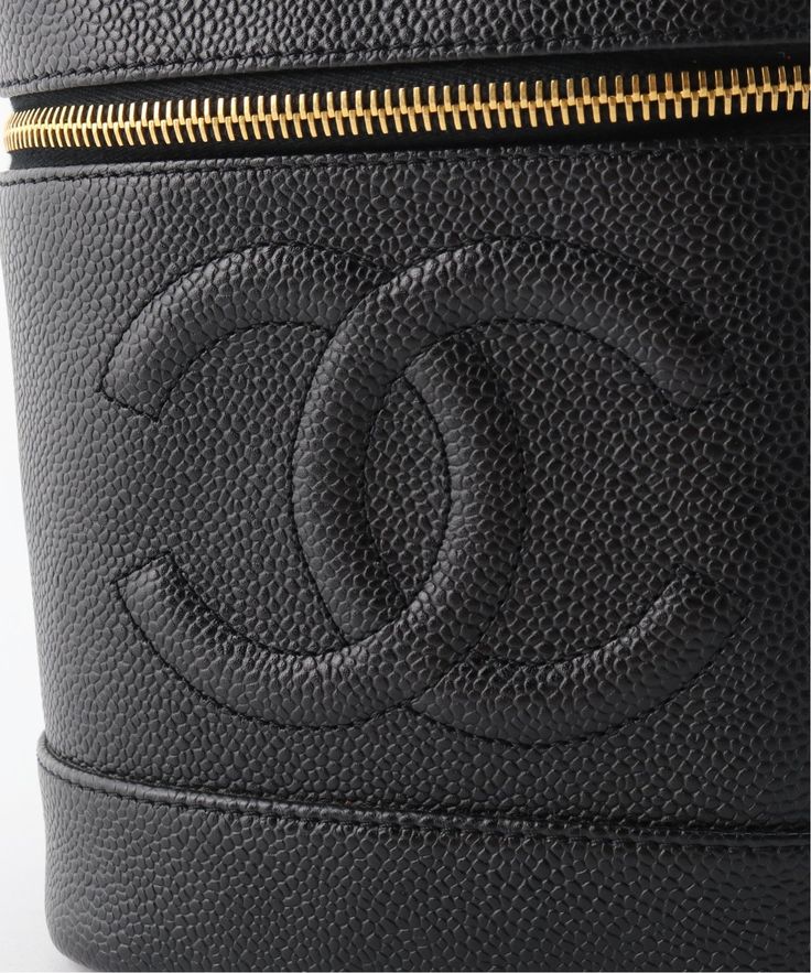 VINTAGE CHANEL バニティバッグ｜DECOUVERTE（デクーヴェルト）公式のファッション通販｜【20092895646330】- BAYCREW’S STORE Chanel Vanity Case, Chanel Vanity, Vanity Case, Vintage Chanel, Vanity, Chanel, Dressing Table