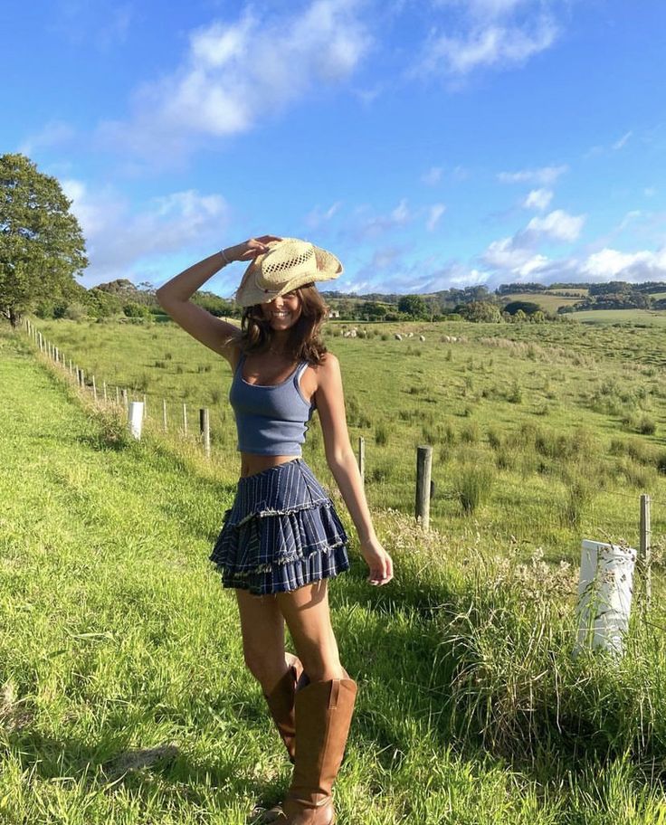 Farm Girl Outfits, Traje Cowgirl, Country Concert Outfits, Farmer Outfit, Foto Cowgirl, Farmer Girl, Cowgirl Style Outfits, Southern Outfits, Farm Clothes