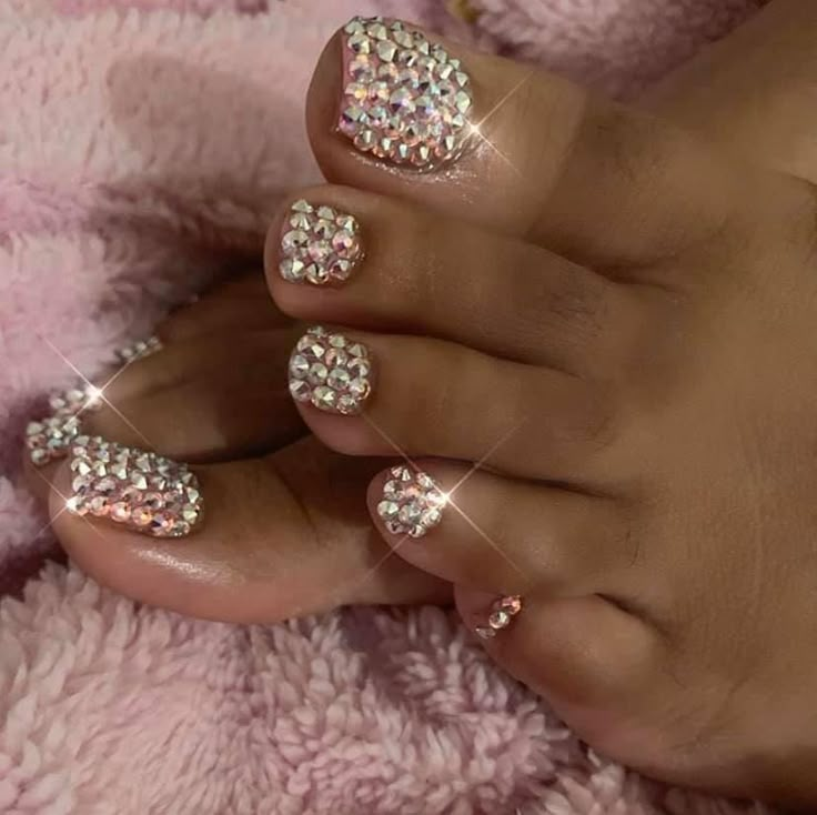 Toe Nail Designs With Rhinestones Bling, Silver Pedicure Ideas, Bling Toe Nails Rhinestones, Pink Toes With Rhinestones, Pedicure Rhinestones, Diamond Toes Nails, Glam Pedicure, Pedicure With Gems, Rhinestone Toenails