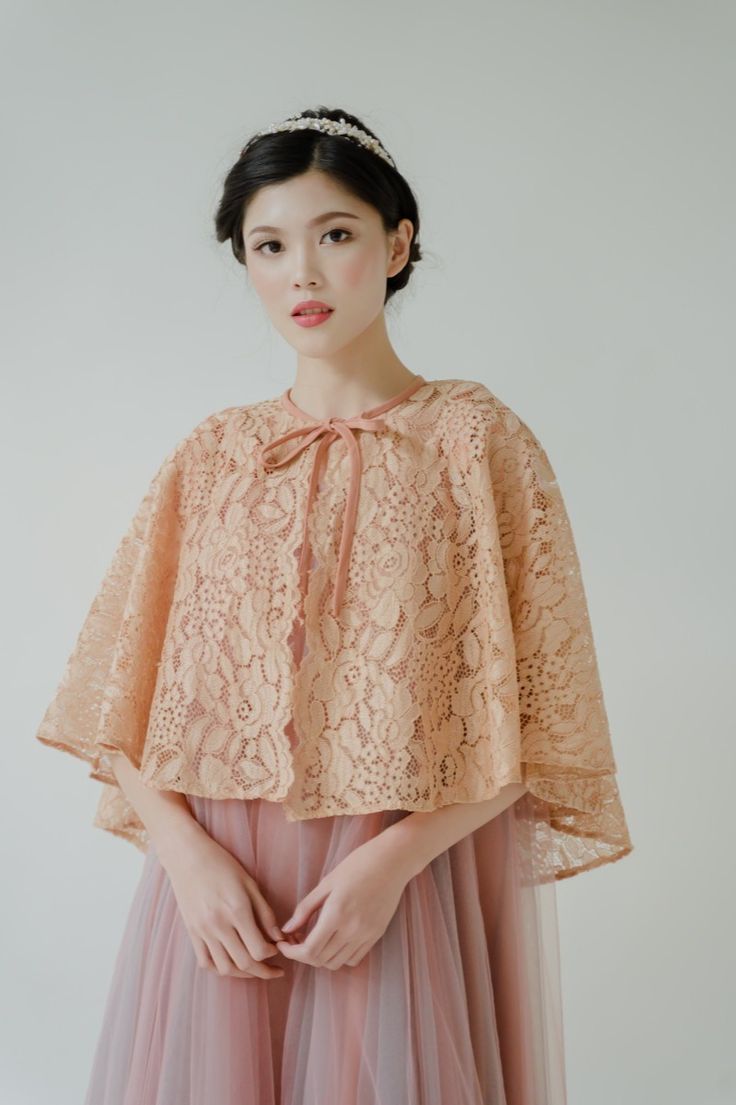 Habey Cape – Make way for a constant romantic icon! An essential to sweeten your look in form of a cape outer made of lovely floral lace in cascading high low structure. Bridesmaid Brokat, Cape Brokat, Outer Tile, Outer Tulle, Semester 5, Tulle Outer, Model Outer, Dress Lebaran, Cape Fashion