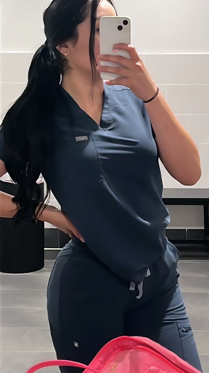 Goth Nurse Aesthetic, Scrubs Astethic, Grey Scrubs Outfit, Nurse Pictures At Work, Scrub Selfie, Cute Nurse Outfits, Scrubs Aesthetic, Nursing Scrubs Outfits, Nurse Fashion Scrubs