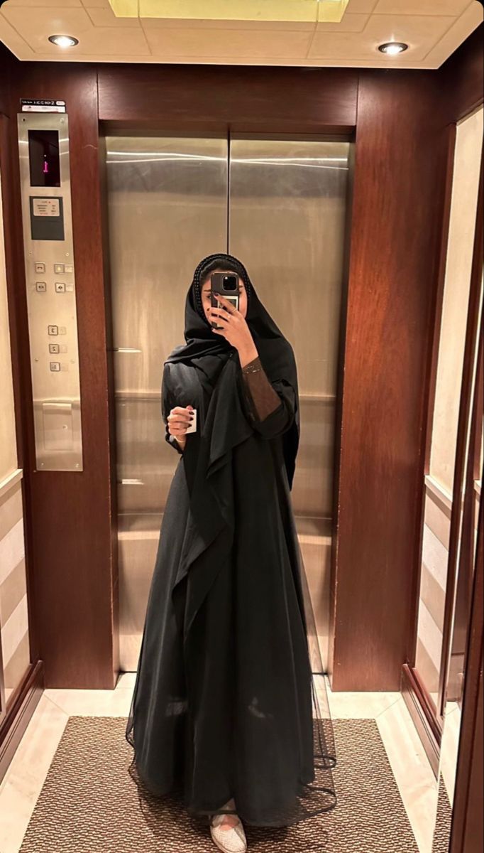 Arab Business Women, Rich Pakistani Aesthetic, Black Abaya Aesthetic, Aesthetic Gown, Saudi Abaya, Saudi Women, Elegant Long Sleeve Wedding Dresses, Abaya Designs Latest, Abaya Outfit