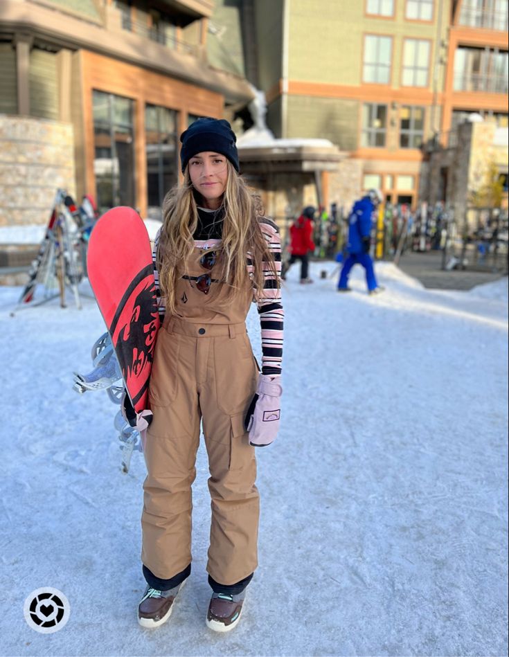 Snowboard style winter snow outfit ideas Snowboard Fashion Women, Outdoor Skating Outfit Winter, Snowboarding Style Women, Patagonia Ski Outfit, Snow Bib Outfit Women, Snowboard Style Womens, Woman Snowboarding Outfits, Cute Snowboard Outfits, Snowboard Girl Outfit