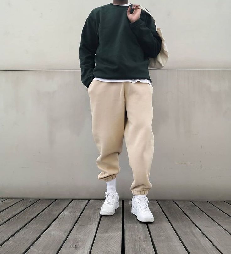 Sweatpants Outfit Men Streetwear, Beige Sweatpants Outfits, Sweats Outfit Men, Hoodies Outfit Men, Sport Pants Outfit, Beige Hoodies, Trousers Outfit Men, Hoodie Outfit Men, Pants Outfit Men