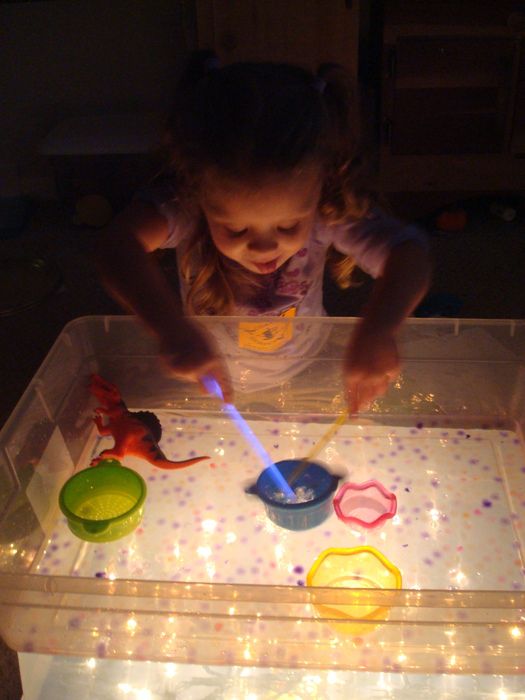 Homemade light table - two plastic bins, turn one upside down with two strings of white lights underneath. Place the other bin on top and play! Preschool Light Table, Light Table Ideas, Table Activities, Childhood Development, Steam Room, Preschool Ideas, Preschool Fun, Reggio Emilia, Sensory Activities