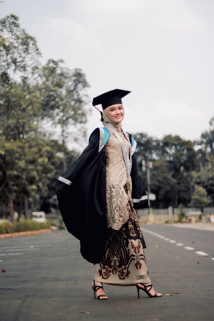 Konvokesyen Outfit, Konvokesyen Photography, Convocation Dress Graduation Muslim, Graduation Outdoor Photoshoot, Pose Wisuda Outdoor, Wisuda Photography, Outdoor Graduation Photoshoot Ideas, Convocation Outfit Graduation, Graduation Outfit Ideas Hijab