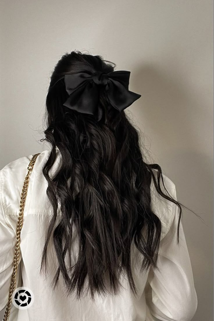 Hairstyles With Bow Tie, Hairstyle With Bow Tie, Outfit With Hair Bow, Black Dress Hairstyles Classy, Bow Tie Hair Hairstyles, Hairstyles With Bow Clips, Black Bow Hairstyles, Hairstyle With Bow Clip, Easiest Hairstyles