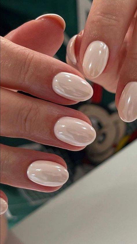 White Chrome Pedicure, Natural Look Nails, Winter Nail Trends, Nails New Year, Short Oval Nails, Oval Nails Designs, White Chrome Nails, Tumblr Nails, Pink Chrome Nails