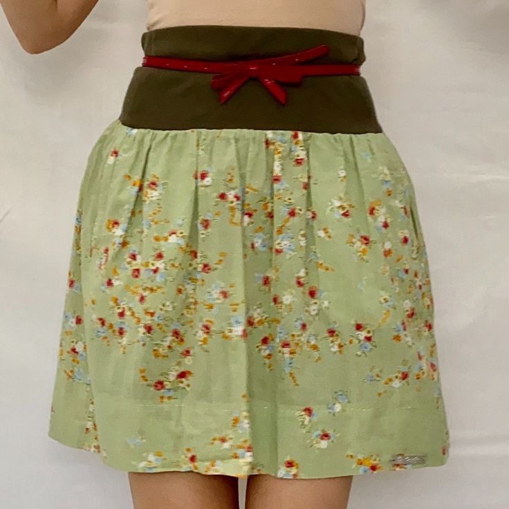 A Lovely Summer Skirt From Italian Brand Caractre C24. Cotton Lovely Colorful Small Flowers On A Most Beautiful Shade Of Green. Feels Soft And Very Comfy. Casual W: 14" L: 19.5" Plain Weave Floral Design Elasticized Waist Logo Plate 2 Side Pockets With Zippers! Military Green Elasticized Waist. Made In Italy. Size: 42/M/6 Fun Light And Colorful Skirt To Have In Your Closet For Summer Days! Caractre C24 Mini Skirt~ Green Floral ~ Light Coton ~ Italy ~Sz. 42/M~ Summer E 2232 6 Oz Retro Cotton Pleated Skort, Retro Pleated Cotton Skort, Spring Green Skirt With Elastic Waistband, Green Skirt With Elastic Waistband For Spring, Casual Skirt With Waistband For Spring, Spring Green Cotton Skirt, Green Cotton Skirt For Spring, Spring Relaxed Skirt With Waistband, Green Flowy Cotton Skirt