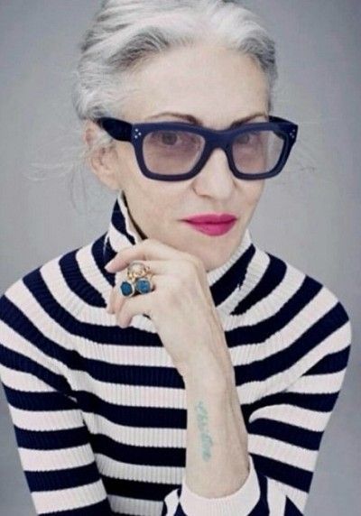 リンダロダンコーディネート - "ファッションは、60代からだ | Smart Beauty Fashion Salon^^ Linda Rodin Style, Linda Rodin, Stile Casual Chic, Advanced Style, Ageless Style, Going Gray, Ageless Beauty, Wearing Glasses, Karen Walker