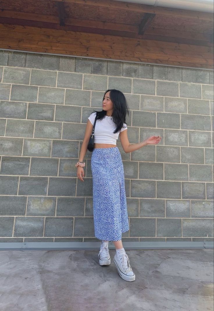 Long Floral Skirt Outfit Summer, Floral Skirt Outfits Aesthetic, Floral Long Skirt Outfit, Floral Pencil Skirt Outfit, Skirt Outfit Casual, Floral Skirt Outfits, Long Skirt And Top, Midi Skirt Casual, Long Floral Skirt