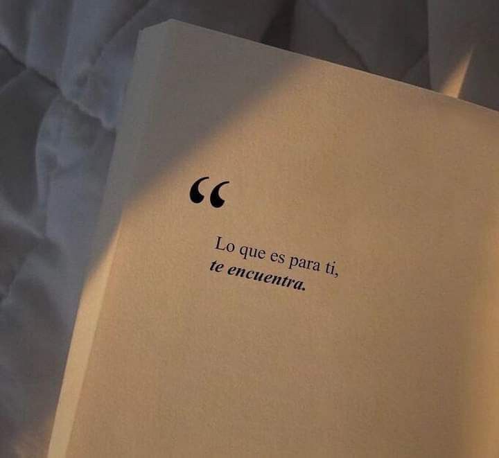 an open book with the words la que que es pana it, te encuntana written in cursive writing