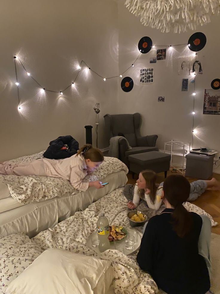 Movies For Movie Night With Friends, Sleepover Aesthetic Food, Friends Pajama Party Aesthetic, Sleepover Vision Board, Movie Nights With Friends, Sleepover Asthetic Pics, Sleepover 3 People, Girls Movie Night Aesthetic, Roomates Aesthetics Friends