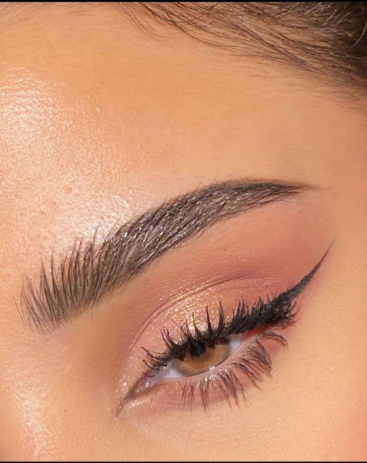 Makeup Inspo Natural Eyeliner, Peach Color Eye Makeup, Nude Shimmer Eye Makeup, Simple Makeup For Prom, Brown And Pink Eyeshadow Looks, Eyeshadow Liner Look, Simple Pink Eyeshadow Looks, Eyeshadow Looks Simple, Peach Makeup Look