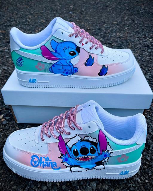 Lilo And Stitch Birthday Outfit Ideas, Lilo And Stitch Shoes Diy, Stitch Air Force Ones, Stitch Birthday Outfit, Stitch Outfits, Disney Painted Shoes, Stitch Sneakers, Stitch Shoes, Lilo And Stitch Merchandise