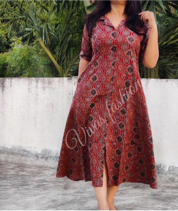 Ajrak Design Dress, Ajrakh Top Designs, Cotton Ajrakh Dresses, Ajrakh Shirt For Women, Simple Kurti Designs Cotton Printed Casual, Kurthi Stitching Ideas For Women, Ajrakh Dress Designs, Ajrak Frock Designs, Kalamkari Frocks For Women