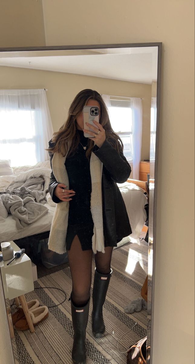 Winter Outfits Hunter Boots, Stalking Outfits Dresses, Hunter Boots Outfit 2022, Knee High Hunter Boots Outfit, Outfits With Black Hunter Boots, Black Rain Boots Outfit Fall, Wellies Outfit Autumn, Fall Rainboot Outfits, Tall Hunter Boots Outfit Fall