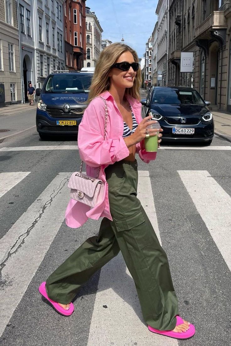 Green Pants Outfit, Casual Chic Outfits, Cargo Pants Outfit, Italy Outfits, Mode Boho, Looks Street Style, Casual Chic Outfit, Green Pants, Cool Street Fashion