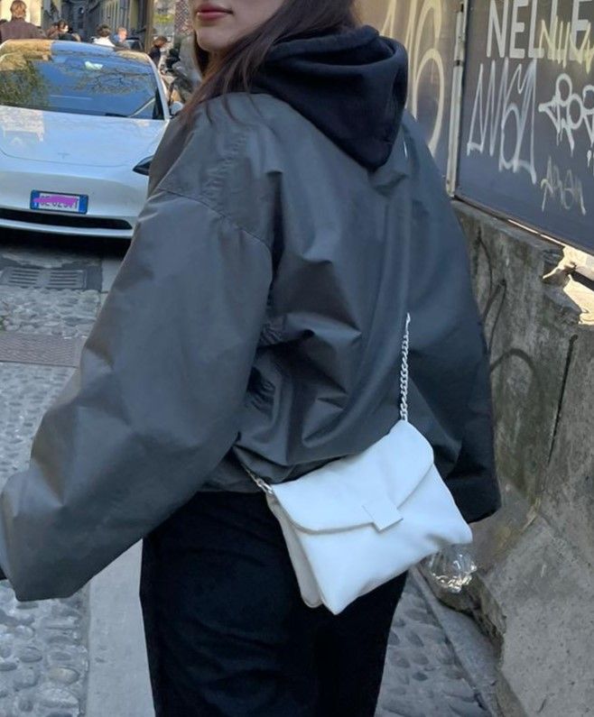 Hoodie Under Jacket Outfit, Waterproof Jacket Outfit, Grey Puffer Jacket, White Shoulder Bag, White Purse, White Purses, Jacket Outfit, Waterproof Jacket, Streetwear Outfit