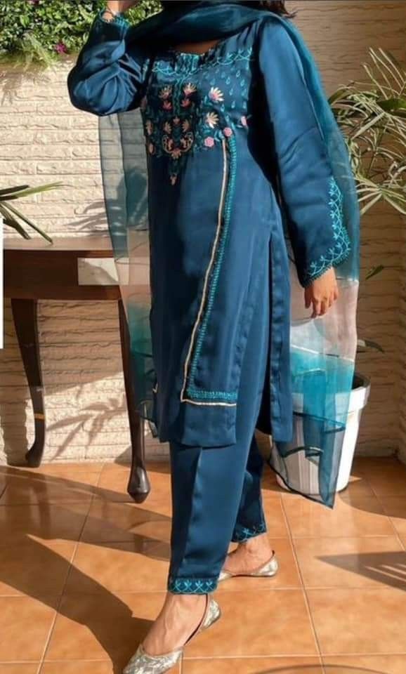 Pranjal Dahiya, Cotton Suit Designs, Punjabi Salwar, Fancy Suit, Classy Suits, Classy Outfits For Women, Machine Work, Beautiful Casual Dresses, Cotton Kurti Designs