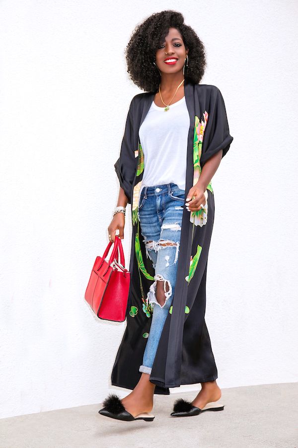 Jeans With Kimono Outfit, Outfits With Kimonos And Jeans, Kimono Over Black Dress, Chic Long Black Kimono, Black Floral Kimono Outfit, Kimono And Graphic Tee Outfit, Black Kimono Outfit, Kimono Street Style, Boyfriend Jeans Style