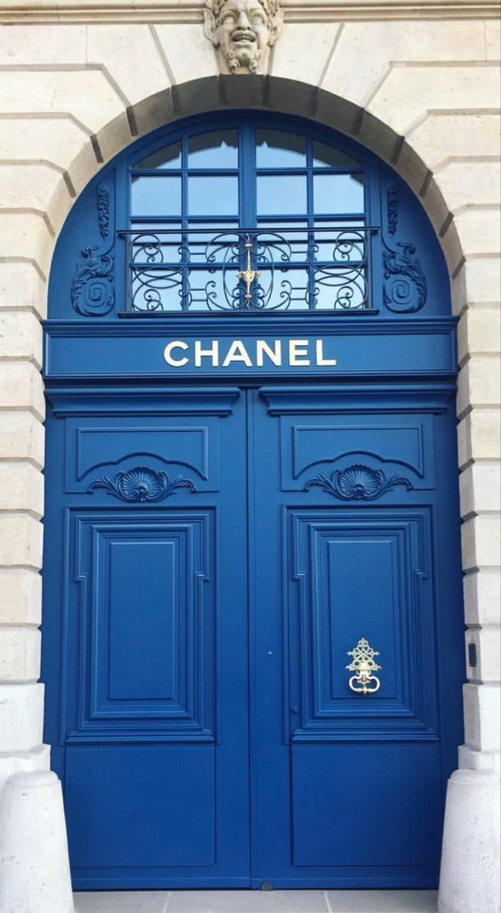 a blue door with the name chanel on it