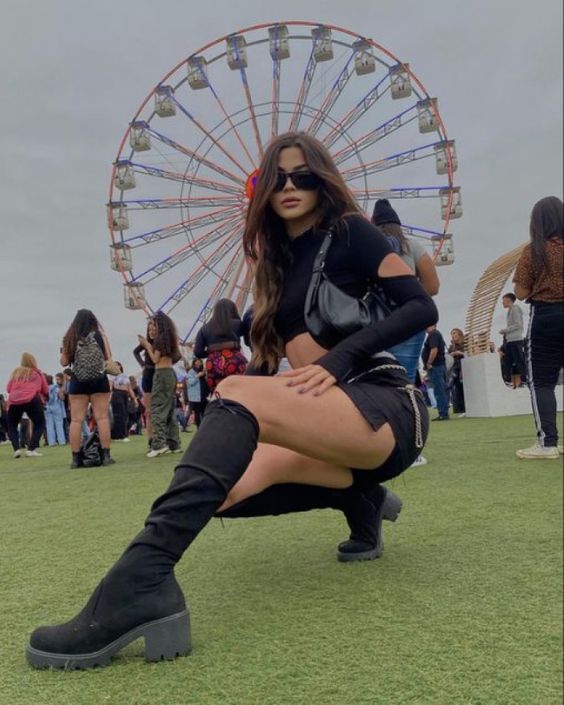 Black Bodysuit Festival Posing Ideas, Coachella Pose Ideas, Music Festival Photoshoot, Music Fest Outfit Ideas, Rave Pose Ideas, Rave Poses Instagram, Festival Poses Ideas, Coachella Poses, Freaknik Outfit Ideas