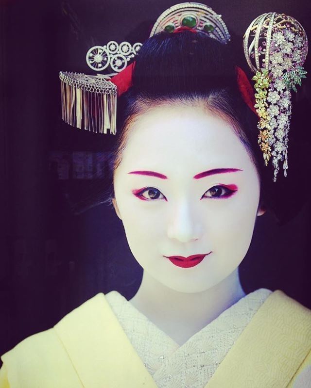 Maiko Makeup, Geisha Photography, Geisha Photo, Geisha Makeup, Geisha Art, Floating Flowers, Japanese Geisha, Japan Culture, Art Japonais